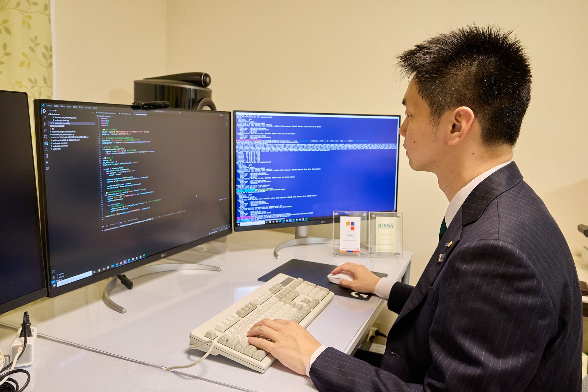デュアルモニターで開発作業